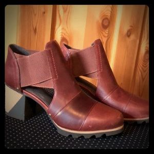Sorel Addington cut out booties